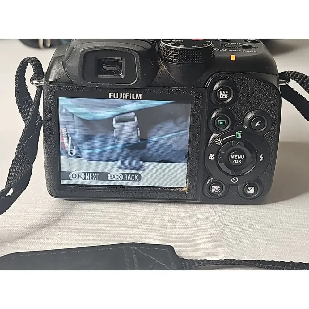 Fuji Fujifilm Finepix S1000 FD 10MP Digital Camera w/12x Zoom in Vanguard case